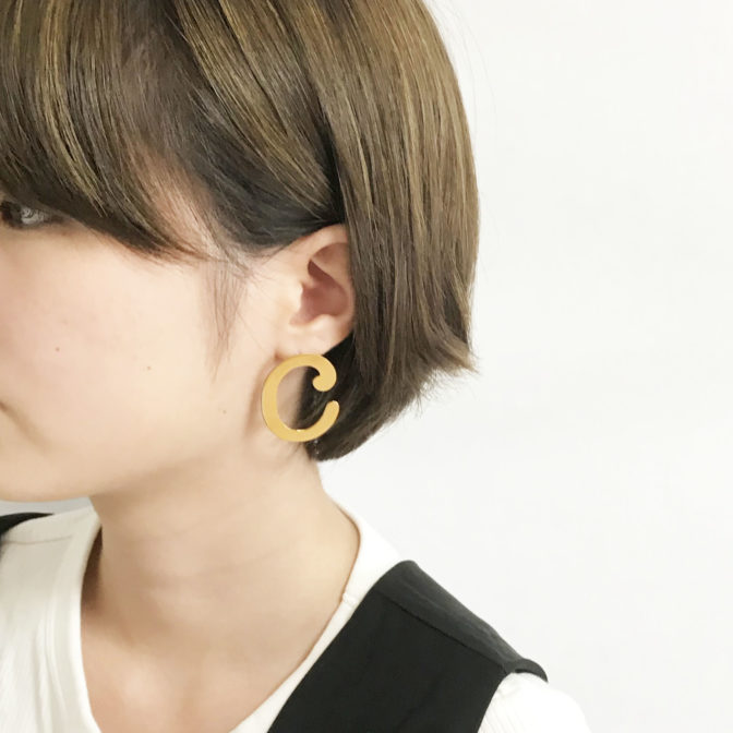 イニシャルピアス c（ポストタイプ） | イニシャルピアス・モチーフ