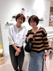 片耳イニシャルピアスshinonoのネックレスkを着ける石田さんの画像