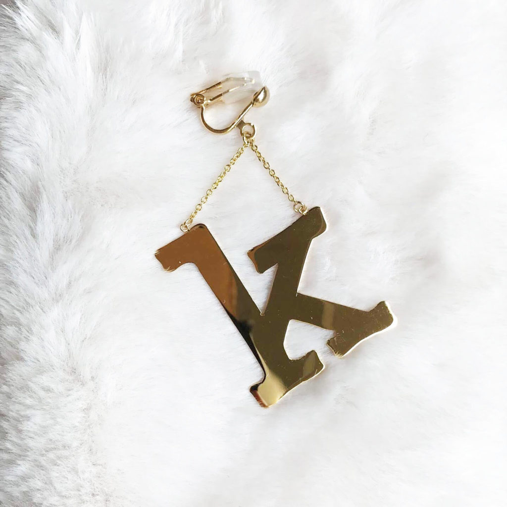 片耳 大ぶりイニシャルピアス shinonoのイヤリングkの画像