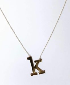 片耳イニシャルピアス shinonoのネックレスKの写真