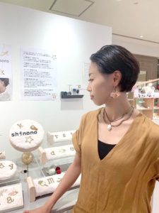 片耳イニシャルピアス shinono個展 まなてぃ来店の画像