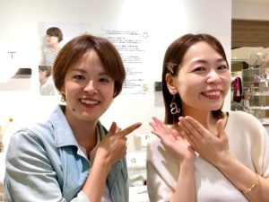 片耳イニシャルピアス shinono個展小島さんイニシャルa 着用写真