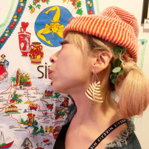 大ぶり片耳イニシャルピアス のshinono kaz着用画像