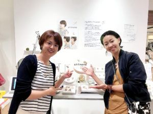 片耳イニシャルピアス shinono個展、まなてぃー来店の写真