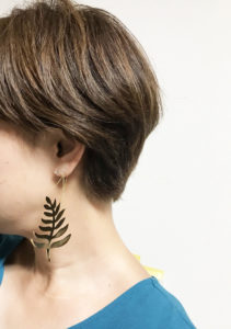 大ぶり　片耳　イニシャルピアス shinonoのplantモチーフピアスの着用画像