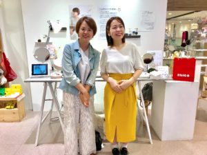 片耳イニシャルピアスshinono個展小島さん来店写真