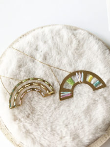 大ぶり 片耳イニシャルピアス shinonoのrainbowピアスの画像