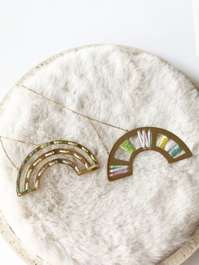 イニシャルピアス shinonoのモチーフピアス、rainbowピアス