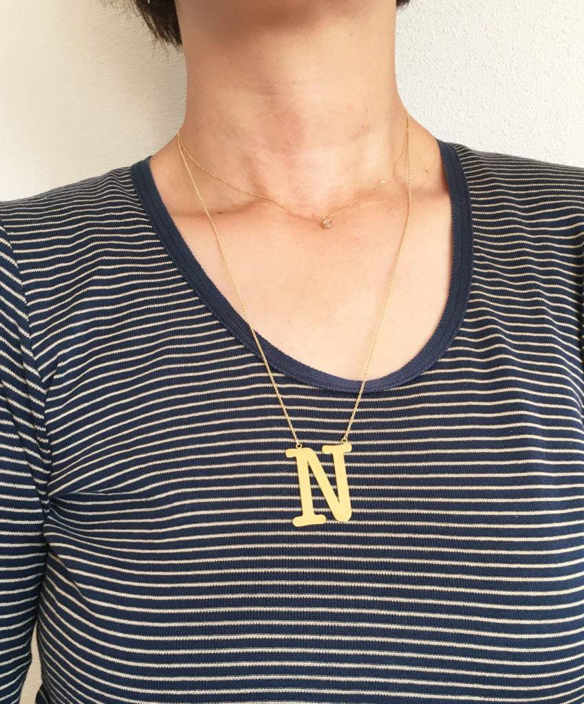 大ぶりイニシャルピアスshinonoのイニシャルネックレスNの画像