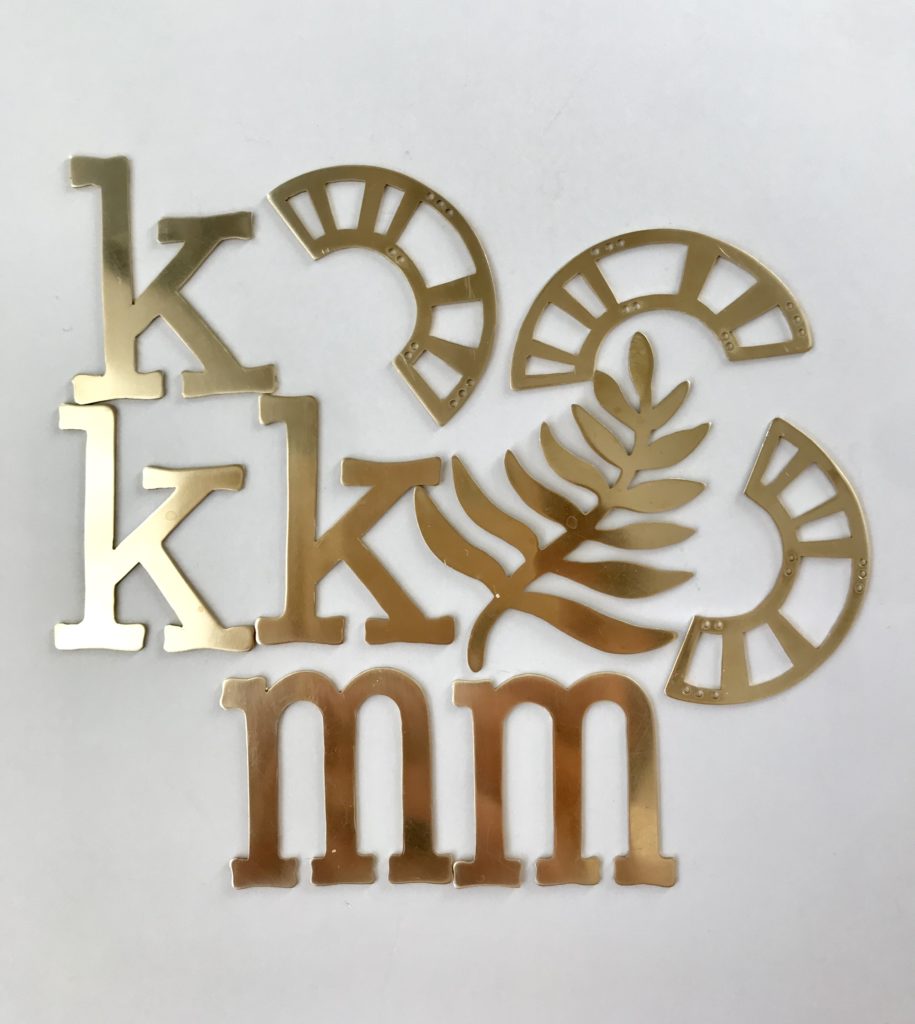 大ぶり 片耳イニシャルピアス shinonoのイニシャルとモチーフの画像