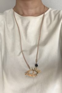 大ぶり　片耳　イニシャルピアス shinonoのeyeモチーフネックレスの着用画像