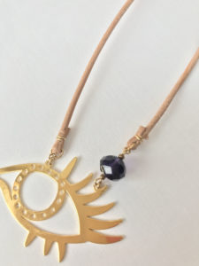 大ぶり　片耳　イニシャルピアス shinonoのeyeモチーフを革紐ネックレスに変更し、トップのアップの画像