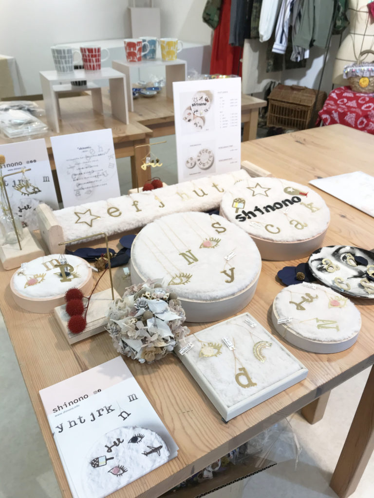 大ぶりイニシャルピアス shinonoの展示風景の画像
