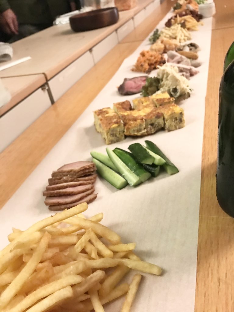 大ぶりイニシャルピアス shinono、北浜蚤の市に参加し交流会での食事の画像