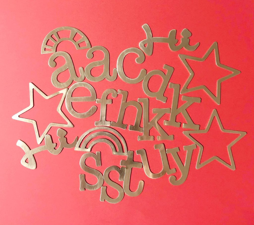 大ぶり 片耳 イニシャルピアスshinonoのイニシャルパーツ達