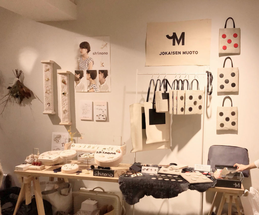 大ぶりイニシャルピアス shinono、北浜蚤の市に参加した画像