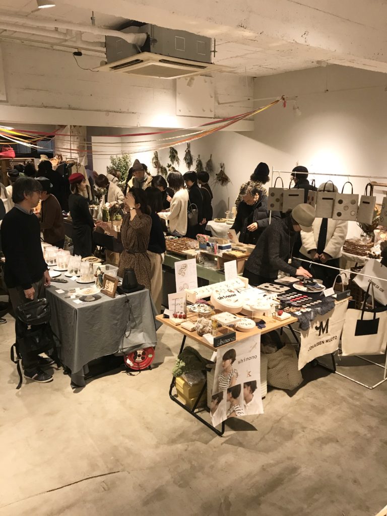 大ぶりイニシャルピアス shinono北浜蚤の市に参加した画像