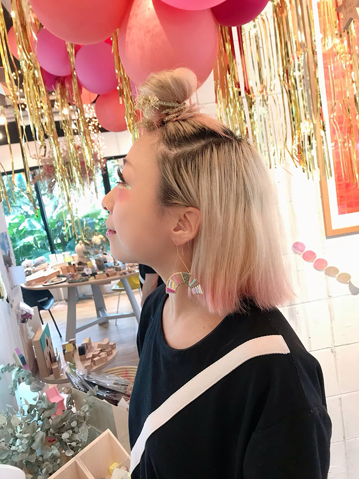 大ぶりイニシャルピアス shinonoのrainbowピアス着用画像