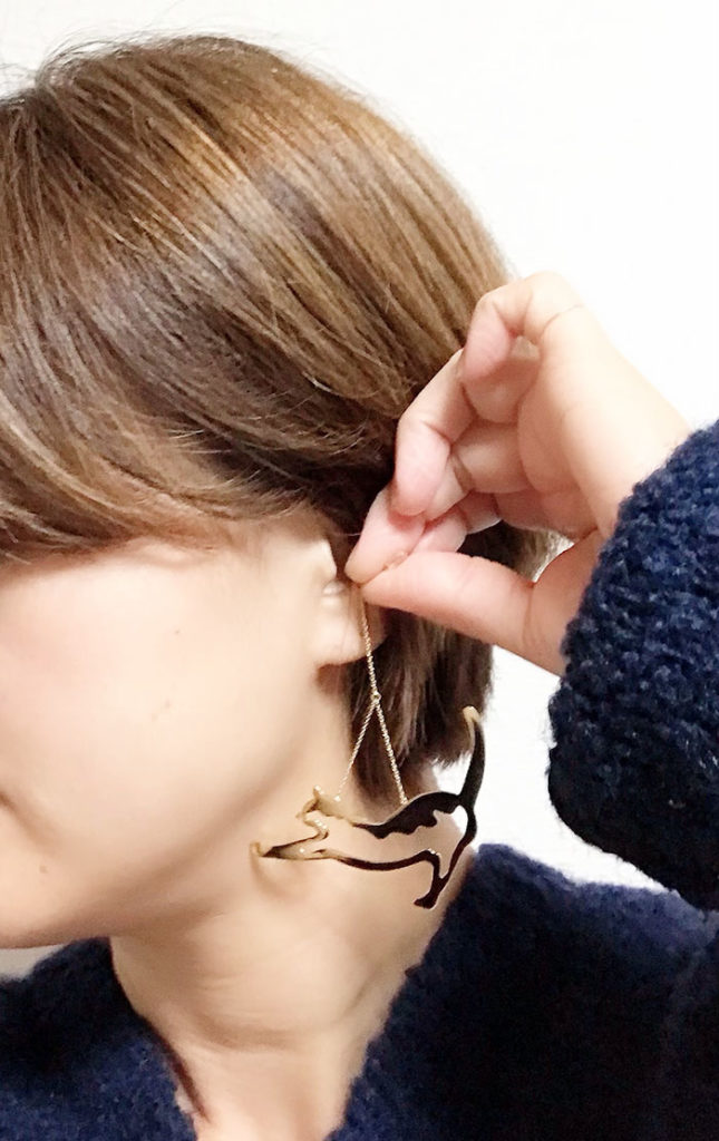 大ぶり片耳イニシャルピアス shinonoのハチワレcatピアスの着用画像