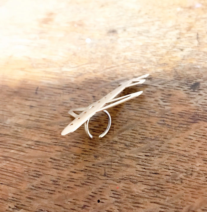 大ぶり 片耳イニシャルピアス shinonoのjetピアスをイヤカフで作成した画像