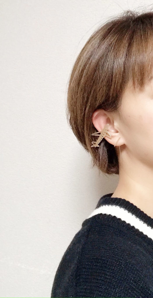 大ぶり片耳イニシャルピアス shinonoのjetピアスをイヤカフに変更した物を着用した画像