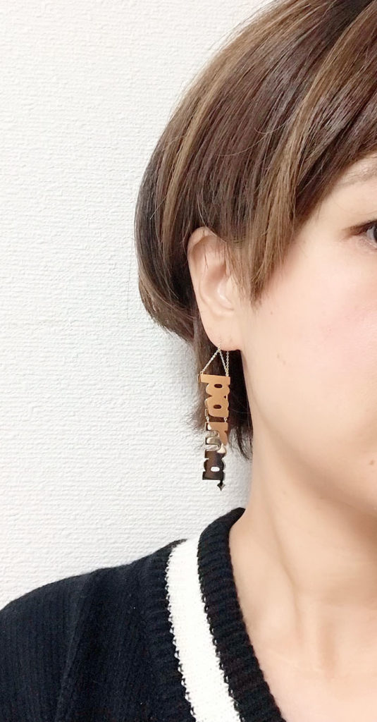 大ぶり片耳イニシャルピアス shinonoのparnaピアスの着用画像