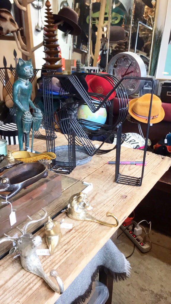 大ぶり片耳イニシャルピアス shinono アンティークショップTEC TAILさんの店の物の画像