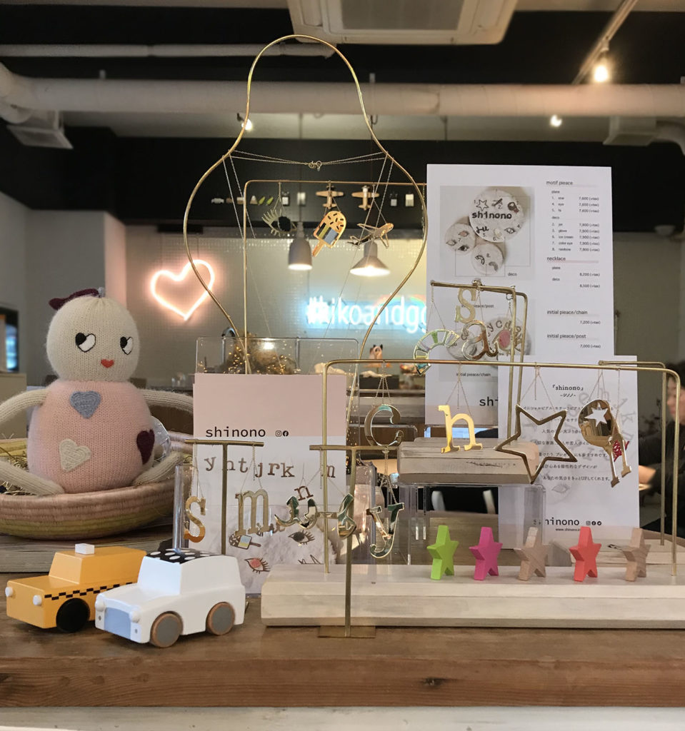 大ぶりイニシャルピアス shinono　靱公園kukkiaにて展示画像