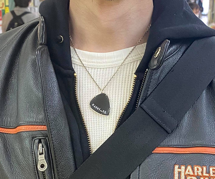 大ぶりイニシャルピアス shinono OEM ピックペンダントの画像