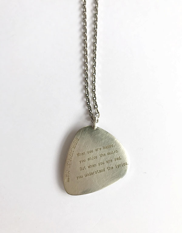 大ぶりイニシャルピアス shinono OEM ピックペンダントの画像