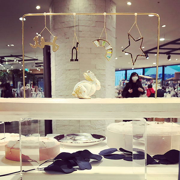 大ぶり・片耳イニシャルピアス shinonoの阪神梅田本店の店頭DP画像