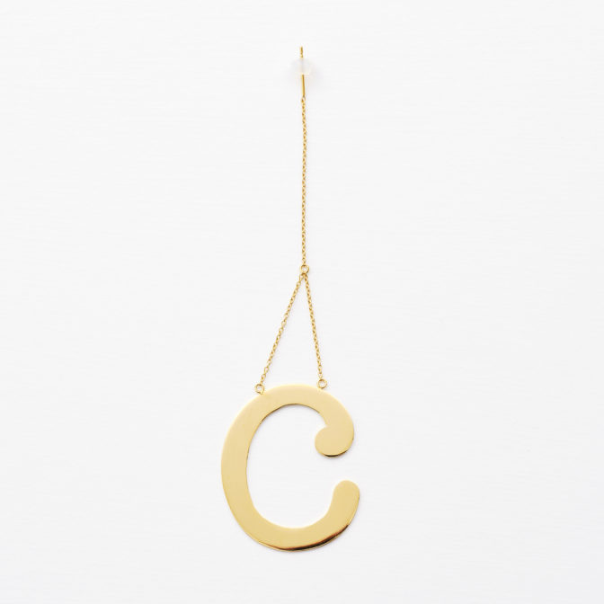 イニシャル ピアス・イヤリング c