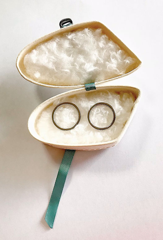 大ぶりイニシャルピアス shinono　OEMのペアリングの画像