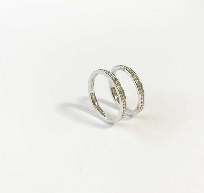 大ぶりイニシャルピアス shinono　OEMペアリングの画像