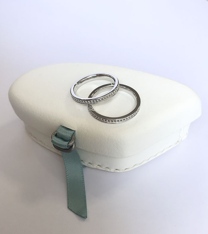 大ぶりイニシャルピアス shinono　tamatepakoさんの箱と一緒に　OEMペアリングの画像