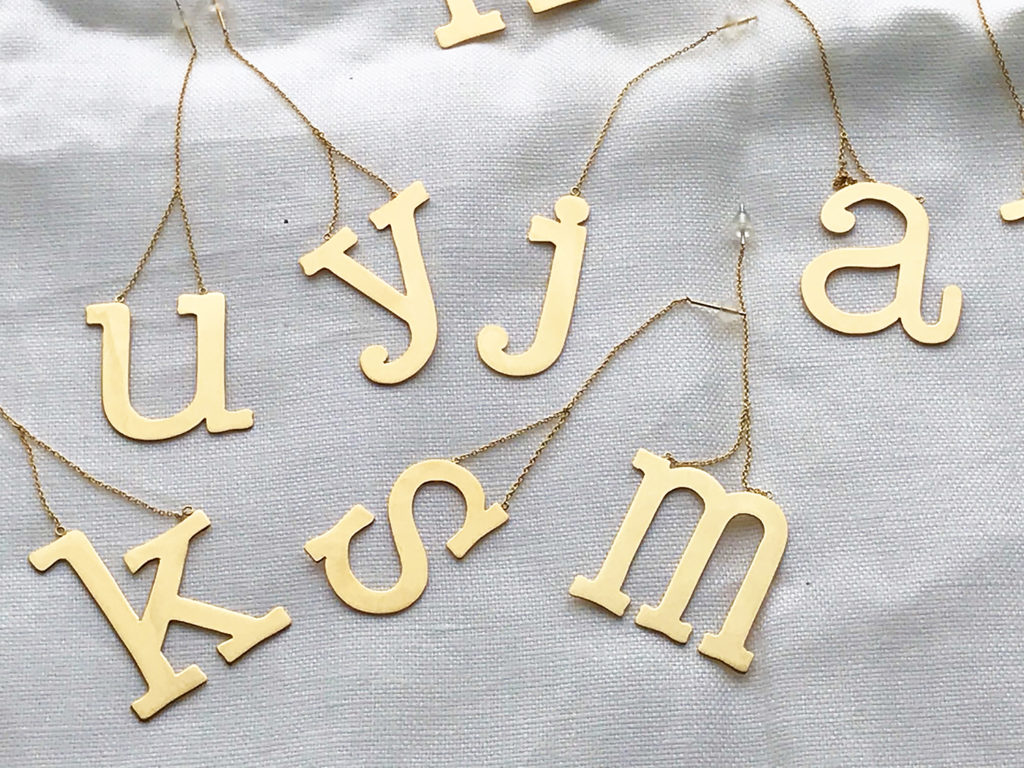 大きめ　大ぶり　ギフト需要イニシャルピアス「shinono」のイメージ画像