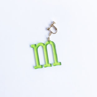 kid’s イニシャルイヤリング m