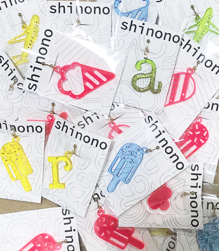 大ぶりイニシャルピアス shinono キッズ用アクリルイヤリングの画像