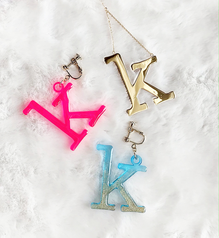 大ぶりイニシャルピアス shinono キッズ用アクリルイヤリングの画像