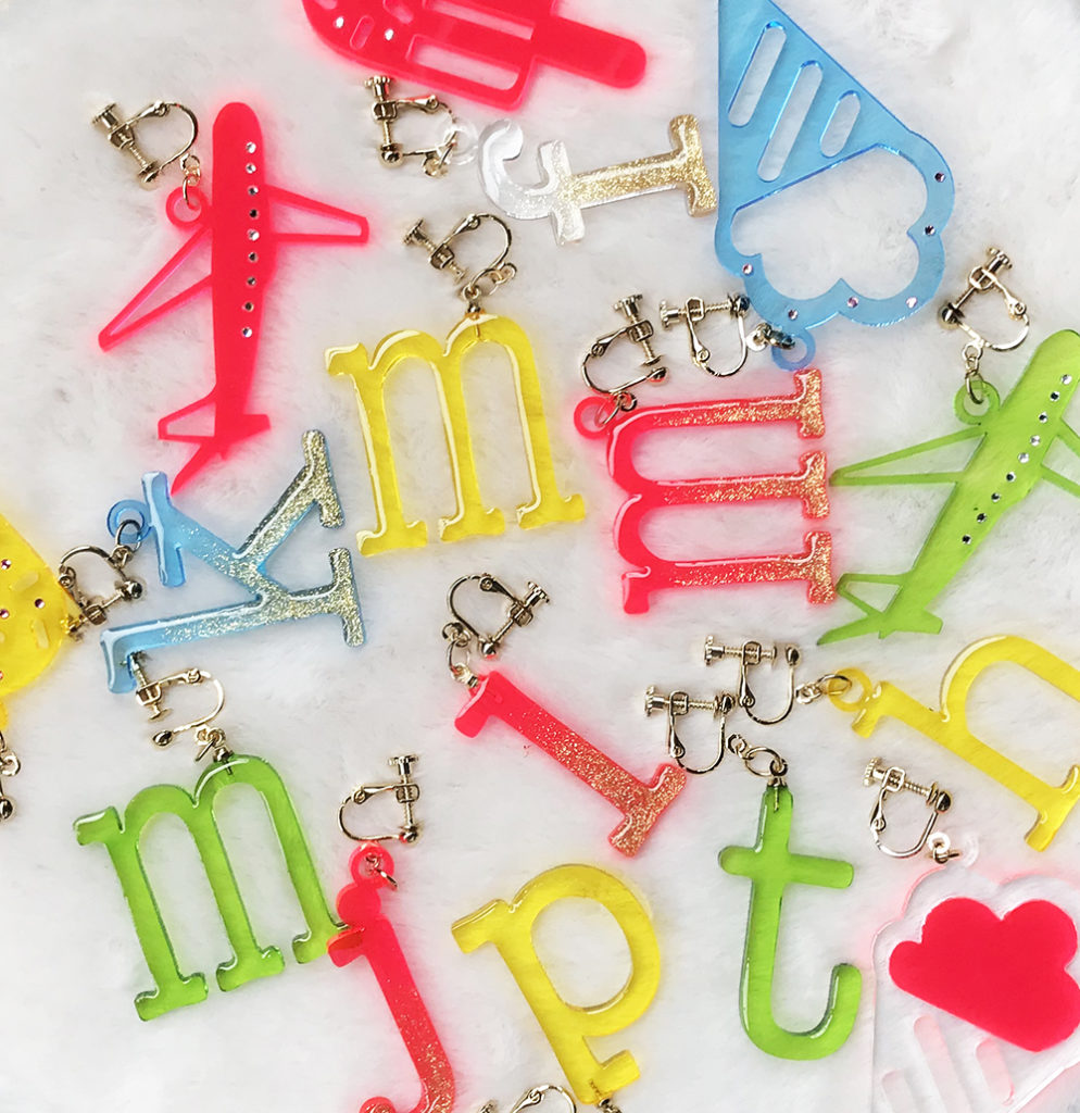 大ぶりイニシャルピアス shinono キッズ用モチーフイヤリングの画像