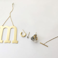 必見！イニシャルピアスとの組み合わせ方。