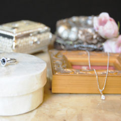 男性から女性へのアクセサリーギフトの選び方