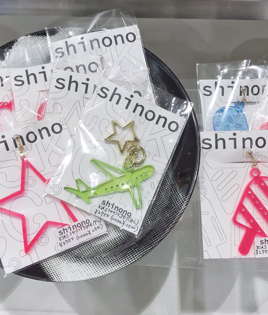 千里阪急２階にて　shinonoアクリルキーホルダー商品画像