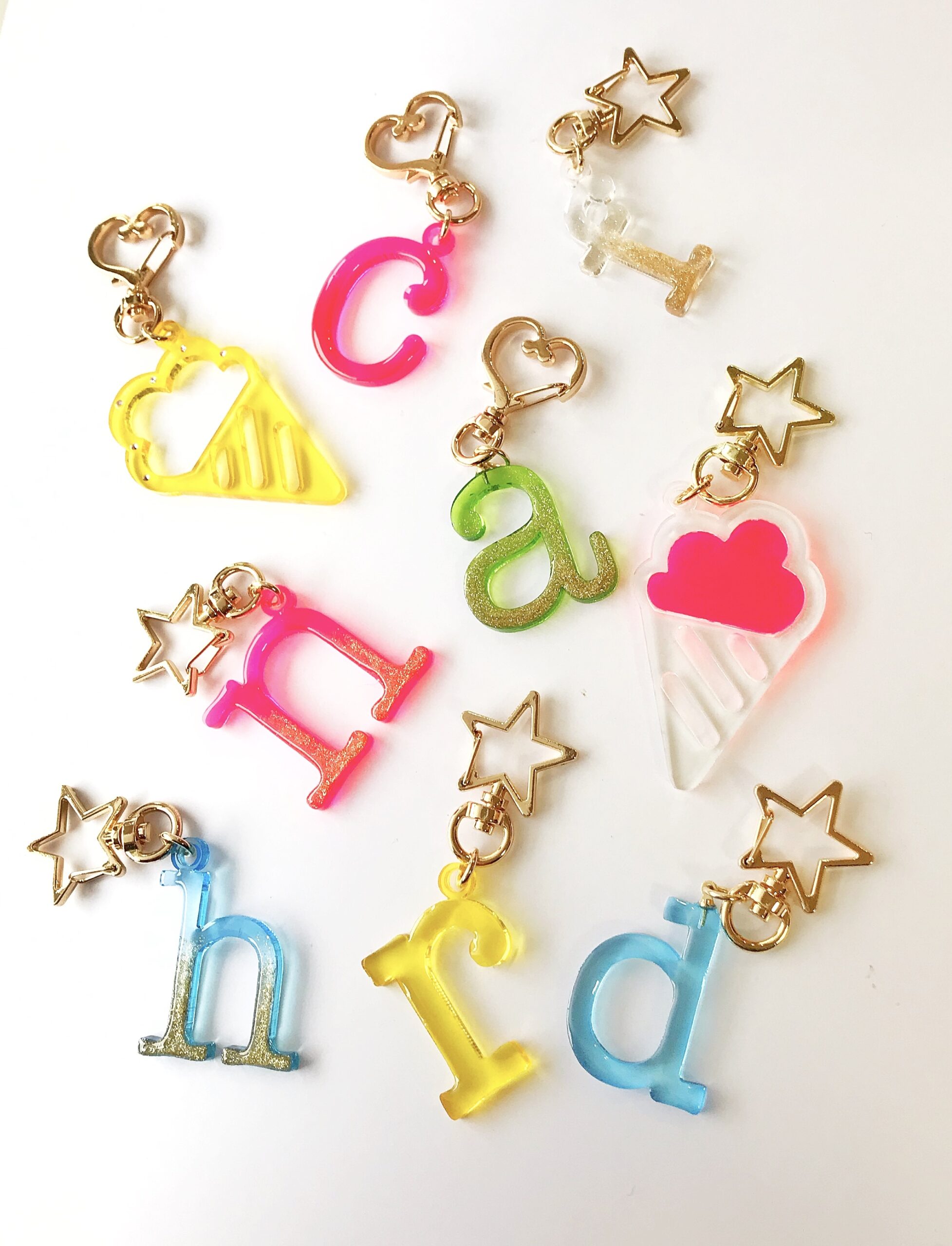 shinono のアクリルイニシャルキーホルダーの写真