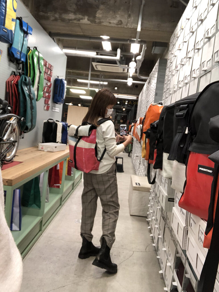 FREITAG心斎橋店の店内で試着画像