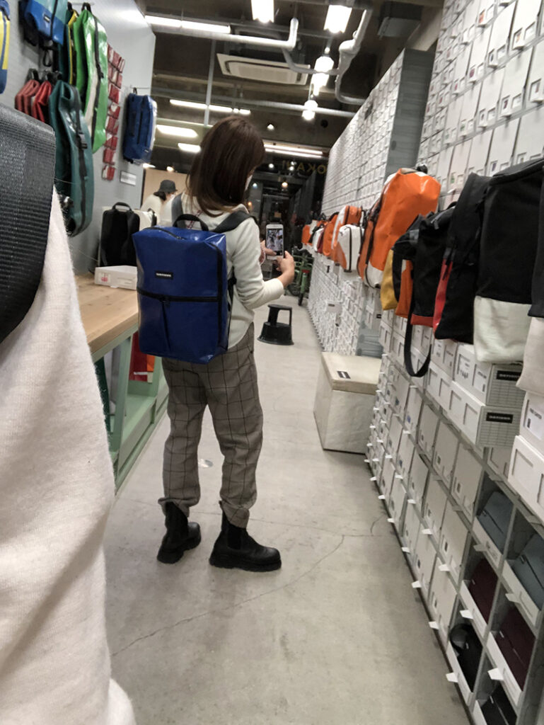 FREITAG心斎橋店の店内にて試着画像